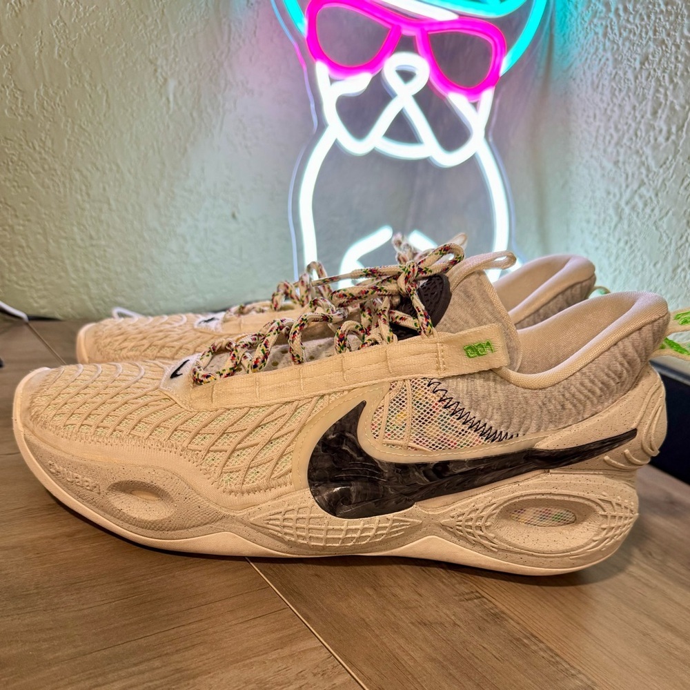 Nike Mens Cosmic Sneakers- like new size 11
